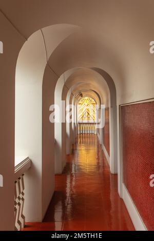 Goldene Dachtürme von Loha Prasat, Cheedi von Wat Ratchanatdaram Woravihara (Tempel der königlichen Nichte) - thailändischer buddhistischer Tempel in Bangkok, Thailand. Stockfoto