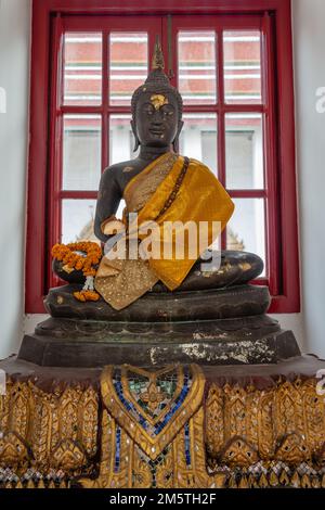 Sitzplatz der Maravijaya Buddha-Statue in Loha Prasat im Wat Ratchanatdaram Woravihara, buddhistischer Tempel in Bangkok, Thailand. Stockfoto