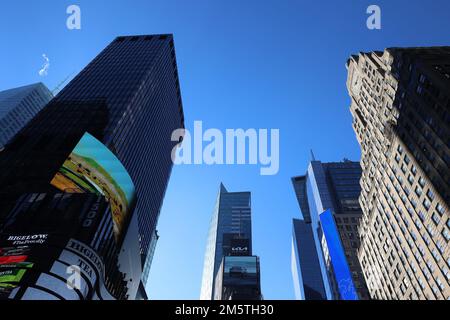 New York, New York, USA. 30. Dezember 2022. Fotobesuch für Silvesterball getestet vor der offiziellen Times Square Celebration, One Times Square, New York, NY 30. Dezember 2022. Kredit: Manoli Figetakis/Everett Collection/Alamy Live News Stockfoto