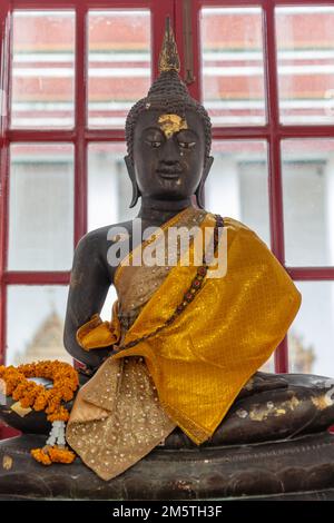 Sitzplatz der Maravijaya Buddha-Statue in Loha Prasat im Wat Ratchanatdaram Woravihara, buddhistischer Tempel in Bangkok, Thailand. Stockfoto