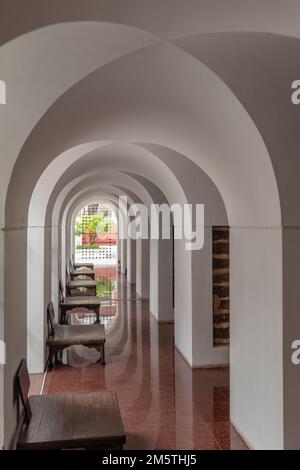 Innengeometrie von Loha Prasat am Wat Ratchanatdaram Woravihara (Tempel der Königlichen Nichte) - thailändischer buddhistischer Tempel in Bangkok, Thailand. Stockfoto