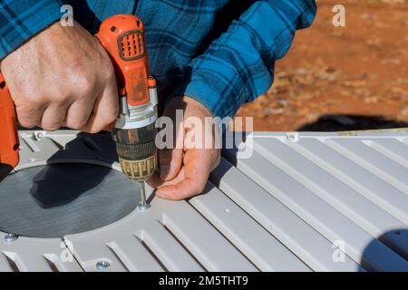 Der Kunststoffschuppen muss im Garten montiert werden, bevor er verwendet werden kann Stockfoto