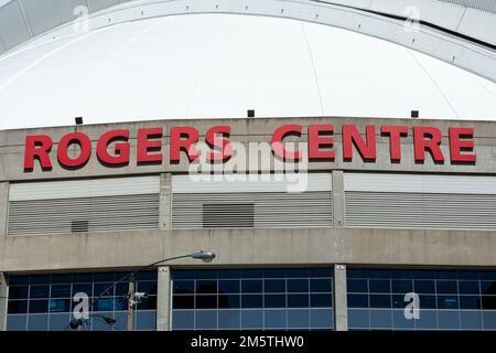 Toronto, ON, Kanada – 17. Dezember 2022: Rogers Centre ist ein Mehrzweck-Dachstadion mit einziehbarem Dach in Downtown Toronto, Ontario, Kanada Stockfoto