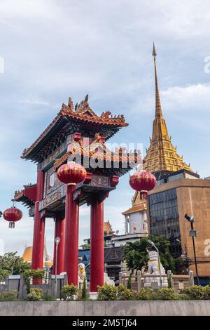 Chinesisches Tor am Odeon Circle und Wat Traimit (Tempel des Goldenen Buddha) in Chinatown Bangkok, Thailand. Vertikales Bild. Stockfoto