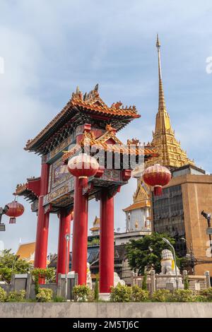 Chinesisches Tor am Odeon Circle und Wat Traimit (Tempel des Goldenen Buddha) in Chinatown Bangkok, Thailand. Vertikales Bild. Stockfoto