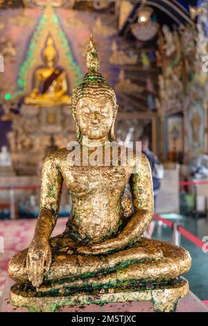 Die Maravijaya Buddha-Statue im Wat Pariwat Ratchasongkram - buddhistischer Tempel in Bangkok, Thailand. Stockfoto