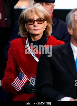 New York, NY - 11. November 2008--Barbara Walters, holding als amerikanische Flagge, schaut zu, wie US-Präsident George W. Bush Bemerkungen über Veteranen Tag an der Umwidmung Zeremonie der das Intrepid Sea, Air and Space Museum in New York City am Dienstag, 11. November 2008 macht. Bildnachweis: John Angelillo - Pool über CNP Stockfoto