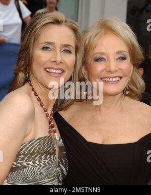 Barbara Walters, die legendäre Nachrichtensprecherin und Schöpferin von „The View“ und Moderatorin der „Today“-Show, starb im Alter von 93 Jahren zu Hause, umgeben von ihren Lieben in Manhattan, New York, am 30. Dezember 2022. 28. April 2006 Hollywood, Ca. Meredith Vieira und Barbara Walters 33. Annual Daytime Emmy Awards – Ankunft im Kodak Theatre © Tammie Arroyo / AFF-USA.COM Stockfoto