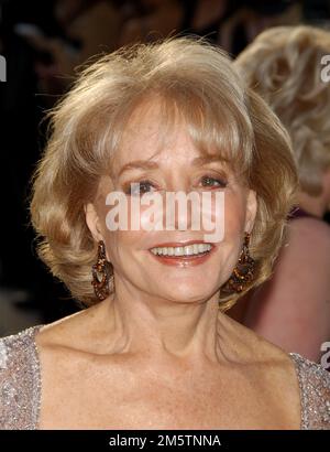 Barbara Walters, die legendäre Nachrichtensprecherin und Schöpferin von „The View“ und Moderatorin der „Today“-Show, starb im Alter von 93 Jahren zu Hause, umgeben von ihren Lieben in Manhattan, New York, am 30. Dezember 2022. 5. März 2006 Beverly Hills, Ca. Barbara Walters Vanity Fair Oscar Party in Mortons © AFF-USA.COM Stockfoto