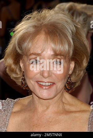 Barbara Walters, die legendäre Nachrichtensprecherin und Schöpferin von „The View“ und Moderatorin der „Today“-Show, starb im Alter von 93 Jahren zu Hause, umgeben von ihren Lieben in Manhattan, New York, am 30. Dezember 2022. 5. März 2006 Beverly Hills, Ca. Barbara Walters Vanity Fair Oscar Party in Mortons © AFF-USA.COM Stockfoto