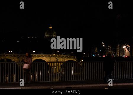 Rom, Italien. 30. Dezember 2022. Dieses Foto zeigt die Kuppel des Petersdoms bei Nacht, von der Ponte Garibaldi im historischen Zentrum Roms aus gesehen. Der Zustand des ehemaligen Papstes Benedikt XVI. Bleibt stabil, sagte der Vatikan am 30. Dezember 2022, drei Tage nachdem er enthüllte, dass sich die Gesundheit des 95-Jährigen verschlechtert hatte. Benedict, der 2013 der erste Papst seit dem Mittelalter war, der als Chef der weltweiten katholischen Kirche zurücktrat, ist seit vielen Jahren in schlechtem Gesundheitszustand. (Kreditbild: © Andrea Ronchini/Pacific Press via ZUMA Press Wire) Stockfoto