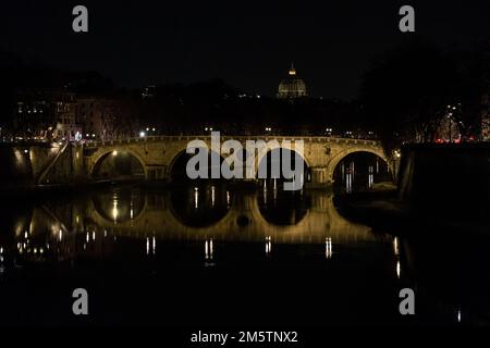 Rom, Italien. 30. Dezember 2022. Dieses Foto zeigt die Kuppel des Petersdoms bei Nacht, von der Ponte Garibaldi im historischen Zentrum Roms aus gesehen. Der Zustand des ehemaligen Papstes Benedikt XVI. Bleibt stabil, sagte der Vatikan am 30. Dezember 2022, drei Tage nachdem er enthüllte, dass sich die Gesundheit des 95-Jährigen verschlechtert hatte. Benedict, der 2013 der erste Papst seit dem Mittelalter war, der als Chef der weltweiten katholischen Kirche zurücktrat, ist seit vielen Jahren in schlechtem Gesundheitszustand. (Kreditbild: © Andrea Ronchini/Pacific Press via ZUMA Press Wire) Stockfoto