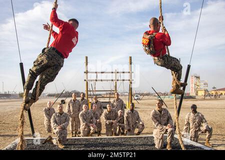 San Diego, Kalifornien, USA. 27. Dezember 2022. USA Captain Sawyer Jacobs, Left, Series Commander, und Sergeant Luis Dionicio, Drill Instructor, mit Delta Company, 1. Recruit Training Bataillon, demonstrieren den Seilkletterteil des "Tough One" Hindernisses während des Vertrauenskurses im Marine Corps Recruit Depot San Diego, Dezember. 27, 2022. Der Vertrauenskurs besteht aus verschiedenen Hindernissen, die dazu dienen, das Vertrauen der Rekruten zu stärken. (Foto: CPL. Julian Elliott-Drouin) Guthaben: USA Marines/ZUMA Press Wire Service/ZUMAPRESS.com/Alamy Live News Stockfoto