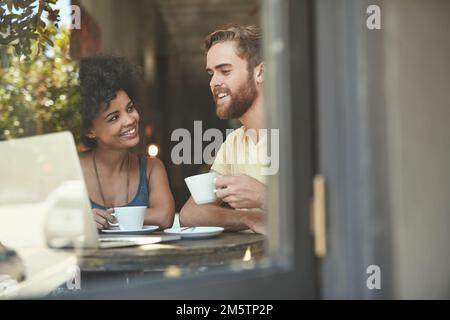Liebe Braut sich zusammen. Ein junges Paar genießt ein Kaffee-Date. Stockfoto