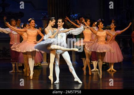 Melbourne, Florida, USA. 30. Dezember 2022. Das State Ballet Theatre of Ukraine arbeitet mit dem Melbourne City Ballet Theatre zusammen, das während seiner US-Tour im King Center in Melbourne, Florida, am Freitag, den 30. Dezember 2022 eine Aufführung des klassischen Balletts „Dornröschen“ vorführt. Foto: Joe Marino/UPI Credit: UPI/Alamy Live News Credit: UPI/Alamy Live News Stockfoto