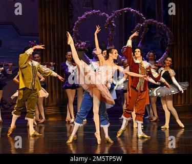 Melbourne, Florida, USA. 30. Dezember 2022. Das State Ballet Theatre of Ukraine arbeitet mit dem Melbourne City Ballet Theatre zusammen, das während seiner US-Tour im King Center in Melbourne, Florida, am Freitag, den 30. Dezember 2022 eine Aufführung des klassischen Balletts „Dornröschen“ vorführt. Foto: Joe Marino/UPI Credit: UPI/Alamy Live News Credit: UPI/Alamy Live News Stockfoto