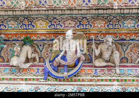 Statuen im Wat Pariwat Ratchasongkram - buddhistischer Tempel in Bangkok, Thailand. Stockfoto