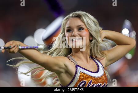 30. Dezember 2022: Ein Clemson Cheerleader jubelt am 30. Dezember 2022 beim NCAA Capital One Orange Bowl-Spiel 2022 zwischen den Tennessee Volunteers und den Clemson Tigers im Hard Rock Stadium in Miami Gardens, FL, an. (Kreditbild: © Cory Knowlton/ZUMA Press Wire) Kredit: ZUMA Press, Inc./Alamy Live News Stockfoto