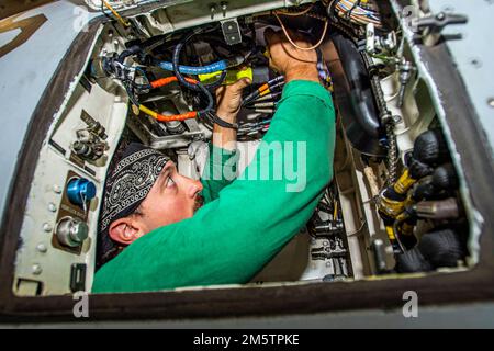 Philippinen-Meer. 29. Dezember 2022. USA Navy Aviation Electronics Technician 2. Class Andrew Koenig aus Hanford, Kalifornien, führt Wartungsarbeiten an einem F/A-18E Super Hornet des Blue Diamonds of Strike Fighter Squadron (VFA) 146 an Bord des Flugzeugträgers USS Nimitz (CVN 68) durch. Nimitz ist in der 7. Flotte und führt Routineeinsätze durch. 7. Fleet sind die USA Die größte Flotte der Navy, die mit einer Anzahl von Flotten ausgestattet ist, interagiert regelmäßig mit 35 Seenationen, um eine freie und offene Region im Indo-Pazifik zu erhalten. (Foto: Joseph Calabrese) (Bild: © USA Navy/ZUMA Press Wire Service/Z Stockfoto