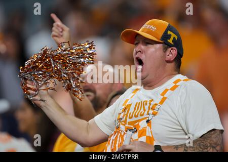 30. Dezember 2022: Ein Tennessee-Fan jubelt beim NCAA Capital One Orange Bowl-Spiel 2022 zwischen den Tennessee Volunteers und den Clemson Tigers im Hard Rock Stadium in Miami Gardens, FL, am 30. Dezember 2022. (Kreditbild: © Cory Knowlton/ZUMA Press Wire) Kredit: ZUMA Press, Inc./Alamy Live News Stockfoto