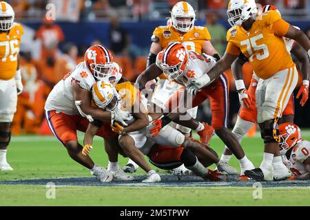 30. Dezember 2022: Tennessee Volunteers Running back JABARI SMALL (2) Runs und wird beim NCAA Capital One Orange Bowl-Spiel 2022 zwischen den Tennessee Volunteers und den Clemson Tigers im Hard Rock Stadium in Miami Gardens, Florida, am 30. Dezember 2022 angegriffen. (Kreditbild: © Cory Knowlton/ZUMA Press Wire) Kredit: ZUMA Press, Inc./Alamy Live News Stockfoto