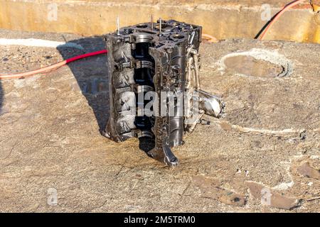 Der zerlegte Vierzylinder-Motorblock Stockfoto