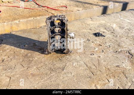 Reinigung bauen Sie den vier-Zylinder-Motorblock aus Stockfoto