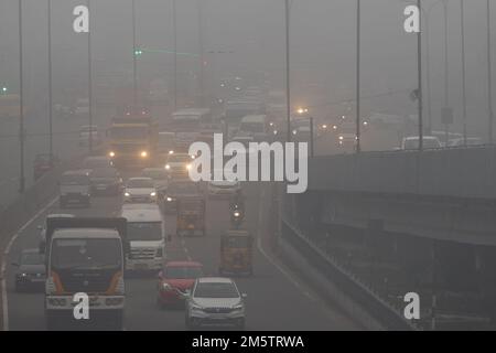 Chennai, Tamil Nadu, Indien. 31. Dezember 2022. Die Leute fahren ihre Fahrzeuge unter rauen Bedingungen in Chennai. (Kreditbild: © Sri Loganathan/ZUMA Press Wire) Kredit: ZUMA Press, Inc./Alamy Live News Stockfoto