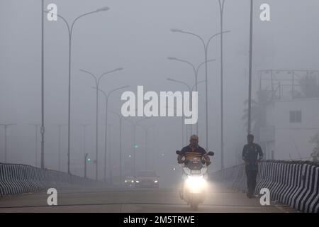 Chennai, Tamil Nadu, Indien. 31. Dezember 2022. Die Leute fahren ihre Fahrzeuge unter rauen Bedingungen in Chennai. (Kreditbild: © Sri Loganathan/ZUMA Press Wire) Kredit: ZUMA Press, Inc./Alamy Live News Stockfoto