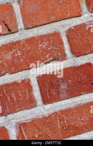 Die Dinge im Gebäude zu halten und die Dinge draußen zu halten. Eine Backsteinmauer. Stockfoto