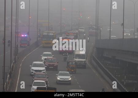 Chennai, Tamil Nadu, Indien. 31. Dezember 2022. Die Leute fahren ihre Fahrzeuge unter rauen Bedingungen in Chennai. (Kreditbild: © Sri Loganathan/ZUMA Press Wire) Kredit: ZUMA Press, Inc./Alamy Live News Stockfoto