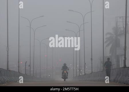 Chennai, Tamil Nadu, Indien. 31. Dezember 2022. Die Leute fahren ihre Fahrzeuge unter rauen Bedingungen in Chennai. (Kreditbild: © Sri Loganathan/ZUMA Press Wire) Kredit: ZUMA Press, Inc./Alamy Live News Stockfoto