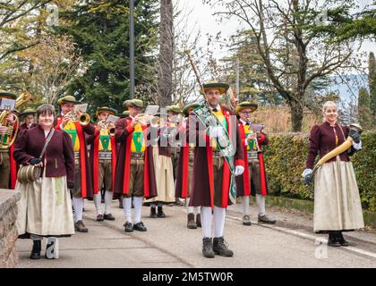 Musiker der lokalen Musikband mit ihrer traditionellen Kleidung - St. Michael Eppan (San Michele Appiano), Provinz Bozen, Südtirol, Italien. Stockfoto