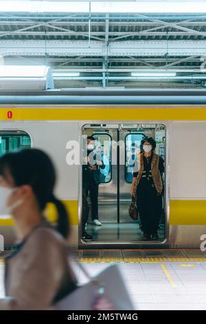 Pendler in einem Bahnhof Stockfoto