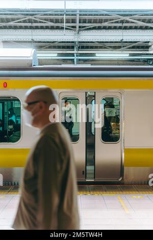 Pendler in einem Bahnhof Stockfoto