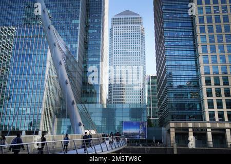 Dateifoto vom 06. Dezember 10/2021 von Büroangestellten und Pendlern, die über eine Brücke in Canary Wharf in London gingen. Der britische FTSE 100 fiel 2022 um nur 0,7%, und das Pfund verlor etwa 1,5 Cent gegenüber dem US-Dollar, nachdem es ein turbulentes Jahr überlebt hatte, das von Krieg in der Ukraine, Erholung nach Covid und Mini-Budgetturbulenzen heimgesucht wurde. Ausgabedatum: Samstag, 31. Dezember 2022. Stockfoto