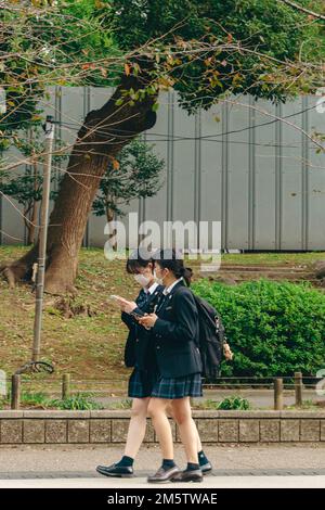 Junge Schüler machen einen Spaziergang im Ueno Park Stockfoto