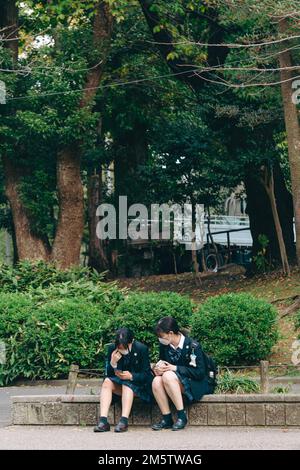 Junge Schüler machen einen Spaziergang im Ueno Park Stockfoto