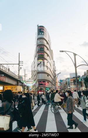 Menschenmassen, die die Straßen von Ueno, Tokio, durchqueren Stockfoto