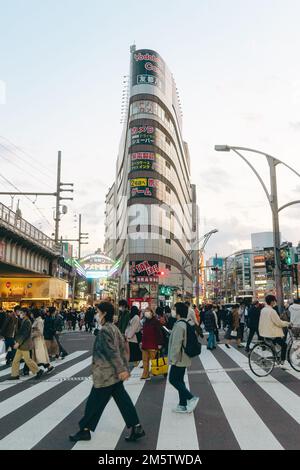Menschenmassen, die die Straßen von Ueno, Tokio, durchqueren Stockfoto