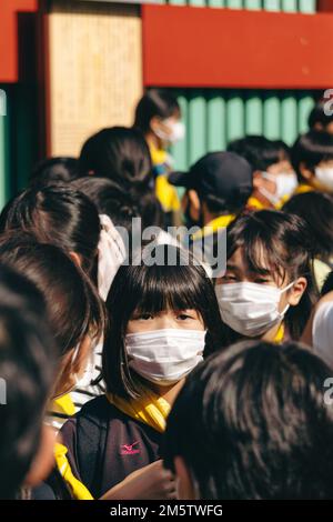 Schüler auf den Straßen von Nakamise, Dori, Asakusa Stockfoto