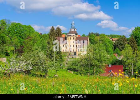 Zittauer Gebirge, der Hainewalde Palast im Frühjahr mit blühenden Apfelbäumen Stockfoto