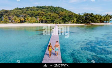 Ein Paar Mann und Frau auf einem Holzsteg auf einer tropischen Insel in Thailand, Koh Kham in der Nähe von Koh Mak Trat, einem hölzernen Pier auf einer tropischen Insel Stockfoto