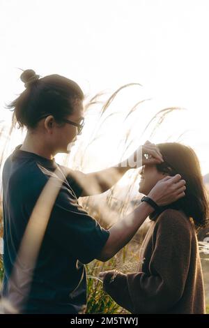 Eine romantische Szene eines jungen Paares am Kawaguchi-See Stockfoto