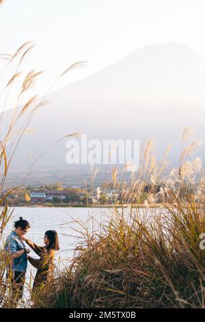 Ein junges Paar am Kawaguchi-See Stockfoto