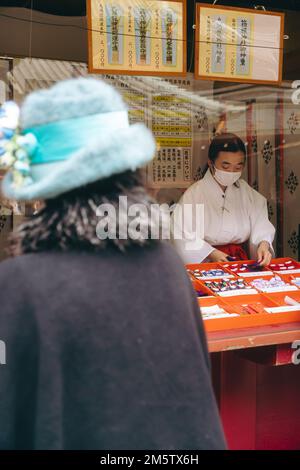 Frauen, die sich um Touristen in einem Tempel in Hakone kümmern Stockfoto