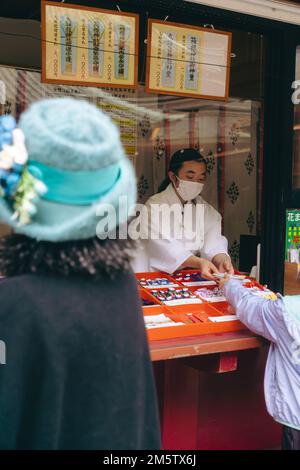 Frauen, die sich um Touristen in einem Tempel in Hakone kümmern Stockfoto