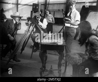 Direktor D.W. GRIFFITH, Kinofilmer G.W. BITZER Assistant Director ERICH von STROHEIM und MAE MARSH am Set Candid während des Films von INTOLERANZ : Love's Right through the Ages 1916 Director / Scenario D.W. GRIFFITH D.W. Griffith Productions/Dreieck-Verteilung Stockfoto