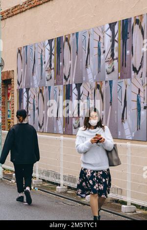 Fußgängerzone entlang der Gasse in Shibuya Stockfoto