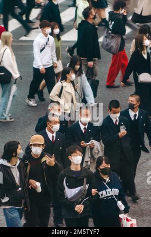 Menschenmassen überqueren die Straße an Shibuyas Streifzug Stockfoto